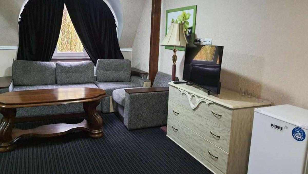 Hotel Leoton Černovice Exteriér fotografie