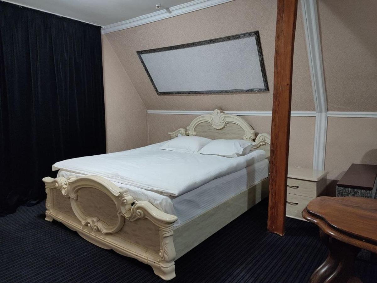 Hotel Leoton Černovice Exteriér fotografie